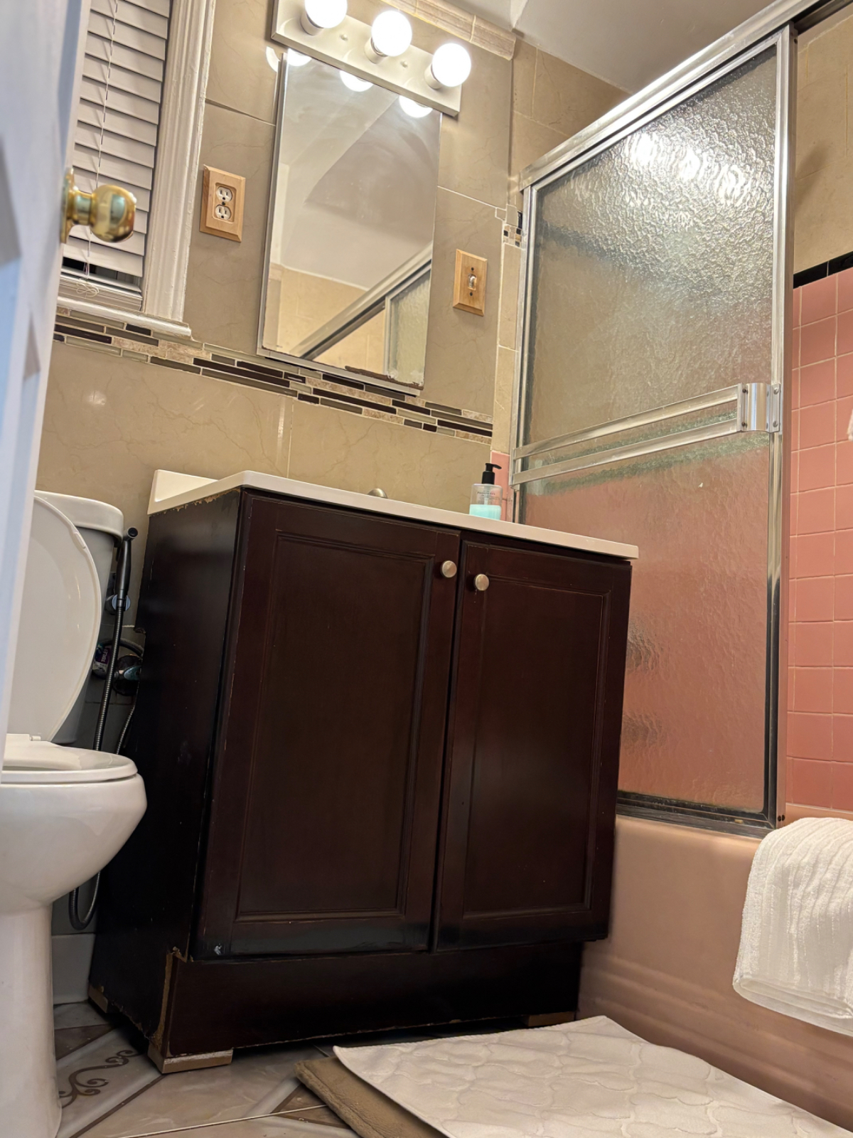 Clean and spacious 2 bedroom with modern kitchrb and lounge, dryer and washer in the unit. Free WIFI - Photo 4