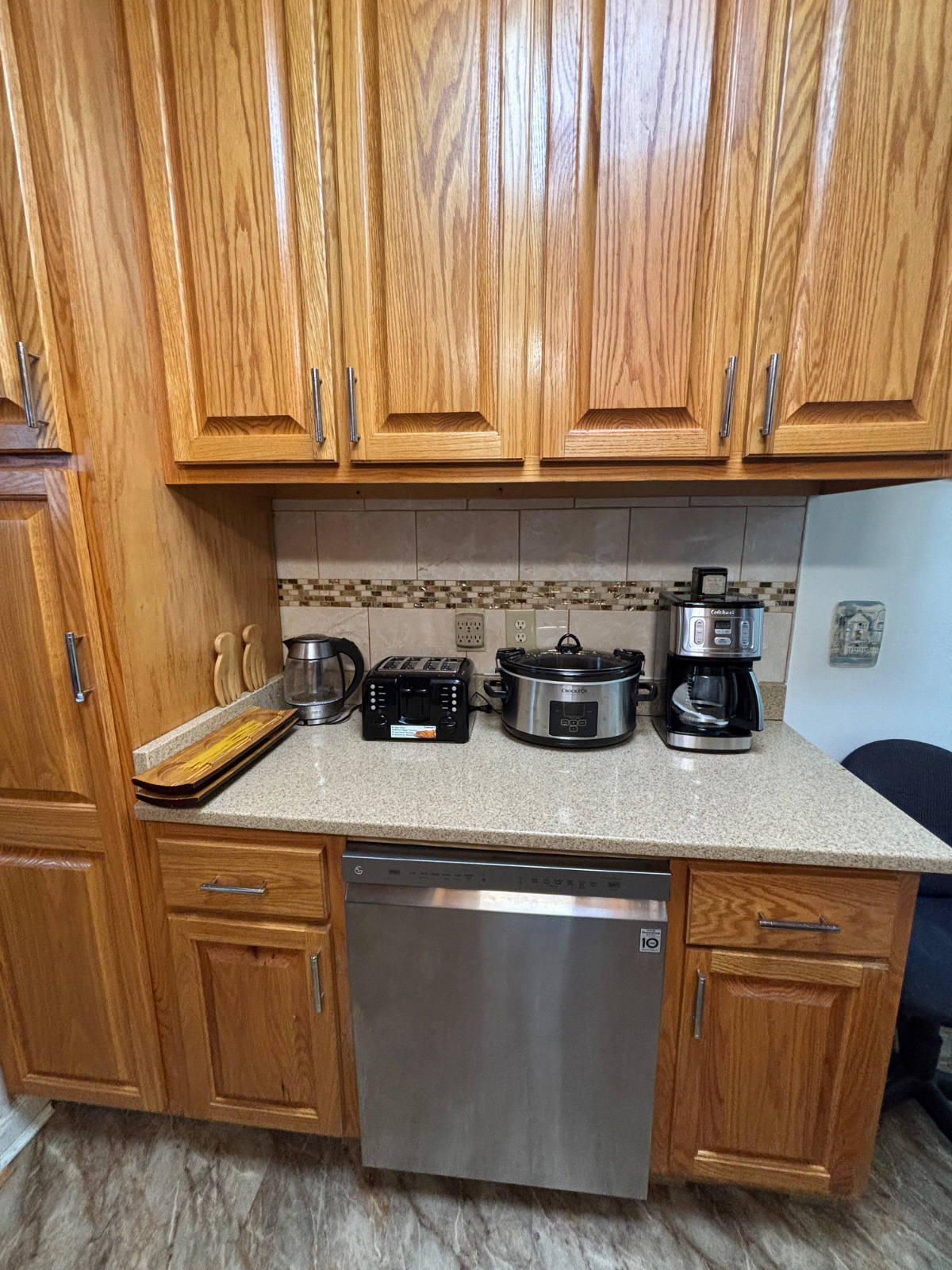 Clean and spacious 2 bedroom with modern kitchrb and lounge, dryer and washer in the unit. Free WIFI - Photo 5