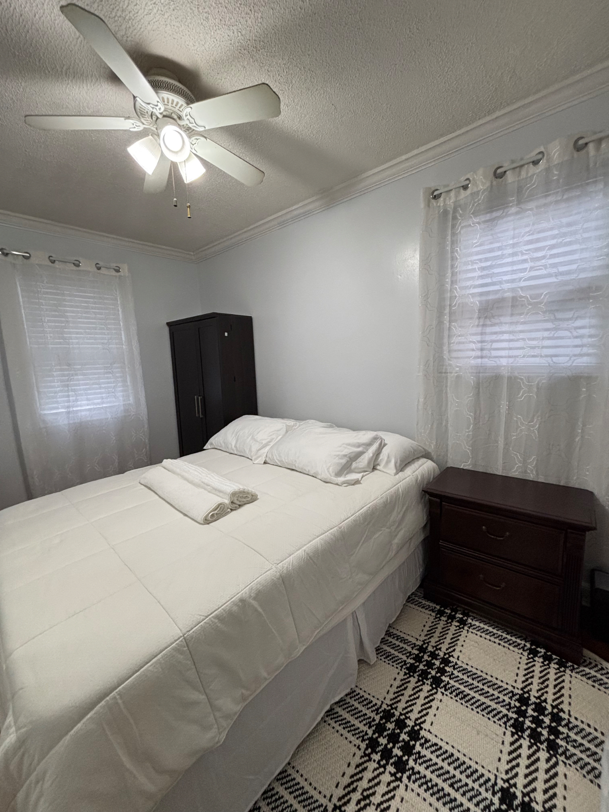 Clean and spacious 2 bedroom with modern kitchrb and lounge, dryer and washer in the unit. Free WIFI - Photo 9