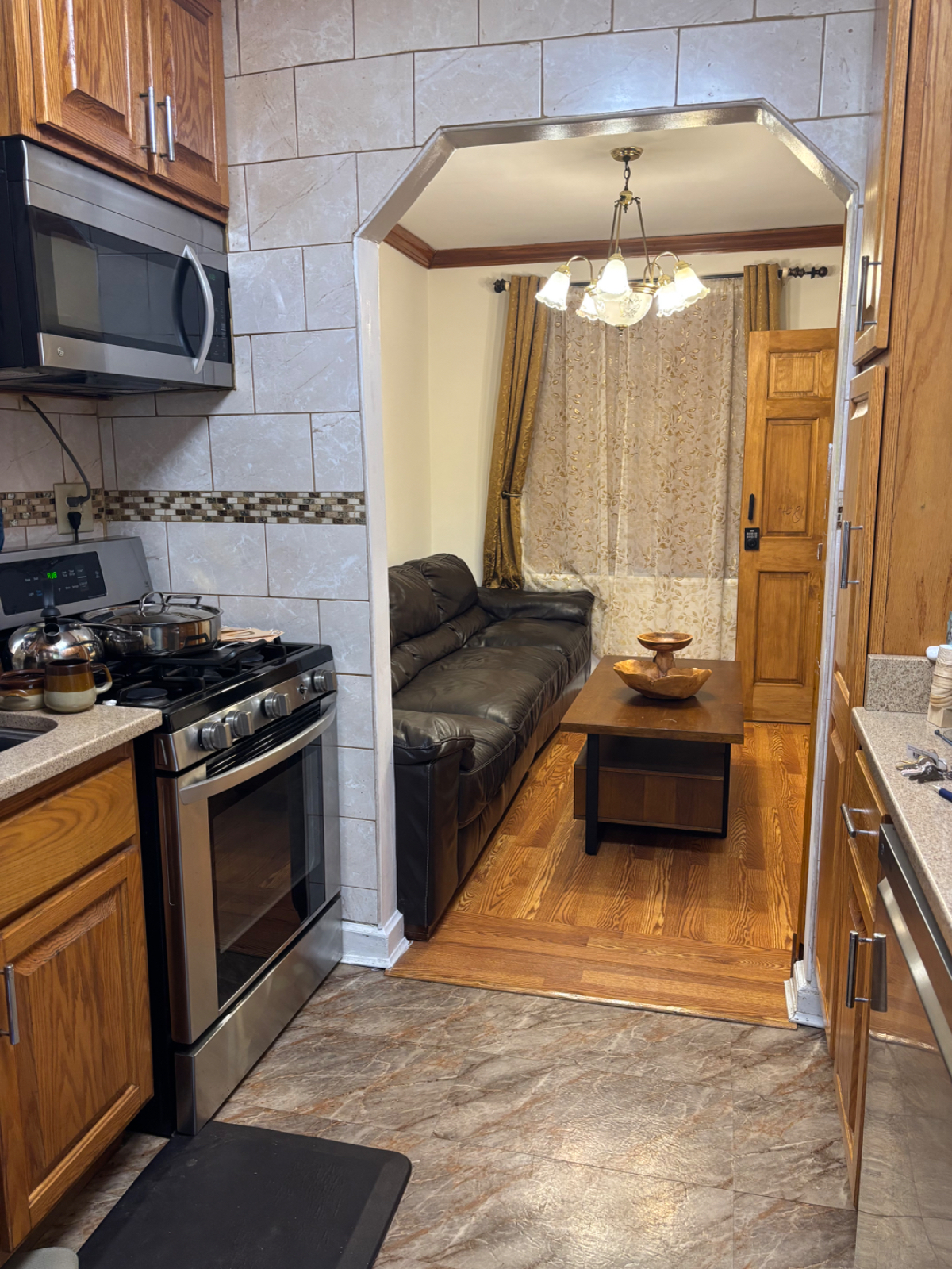 Clean and spacious 2 bedroom with modern kitchrb and lounge, dryer and washer in the unit. Free WIFI - Photo 12
