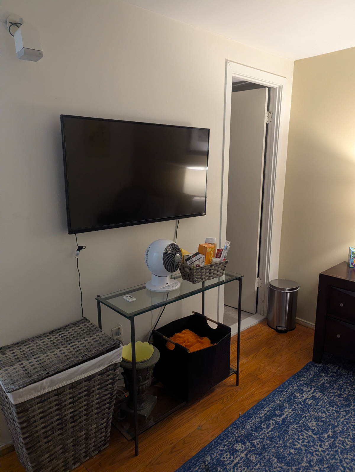 Cozy Room with Private Bathroom and Modern Amenities In Central Location - Photo 10