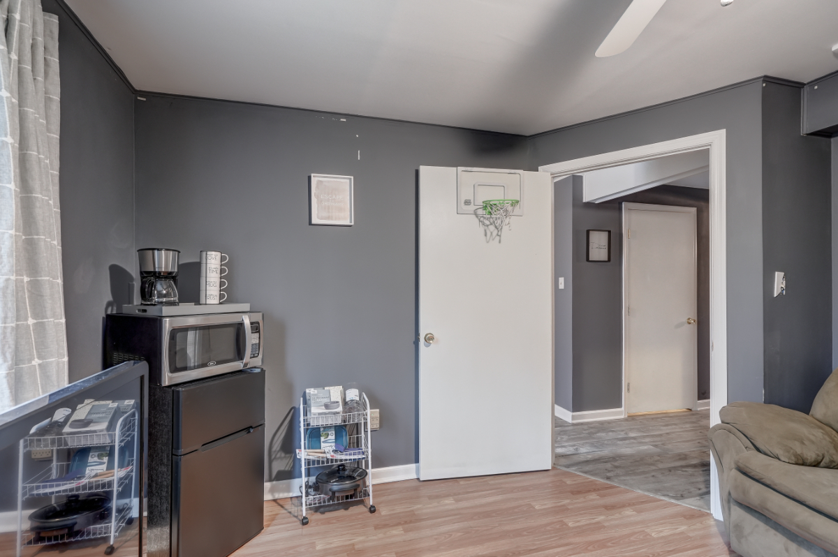 Charming 1-Bedroom Basement Apartment with Modern Amenities - Photo 3