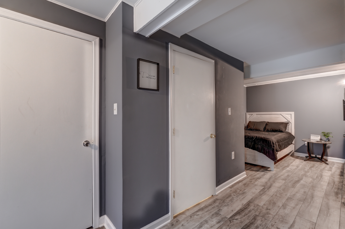 Charming 1-Bedroom Basement Apartment with Modern Amenities - Photo 6