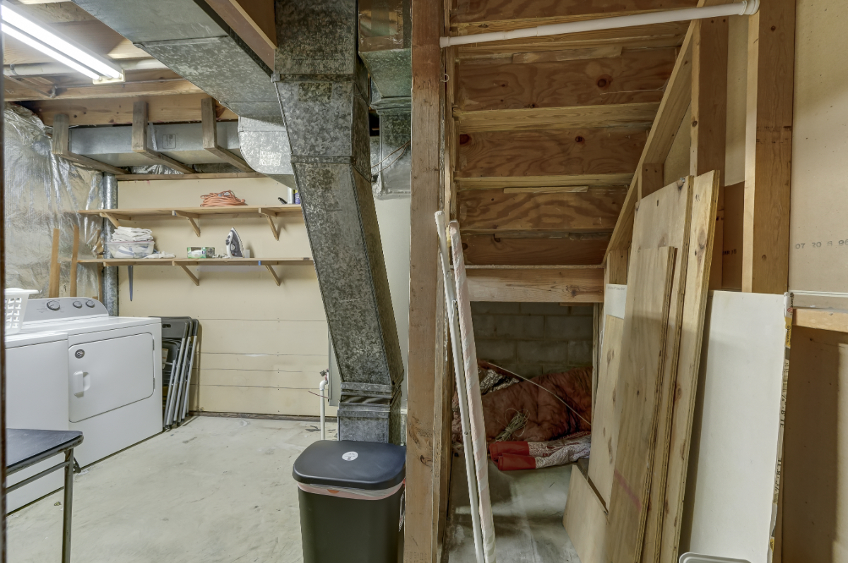 Charming 1-Bedroom Basement Apartment with Modern Amenities - Photo 12