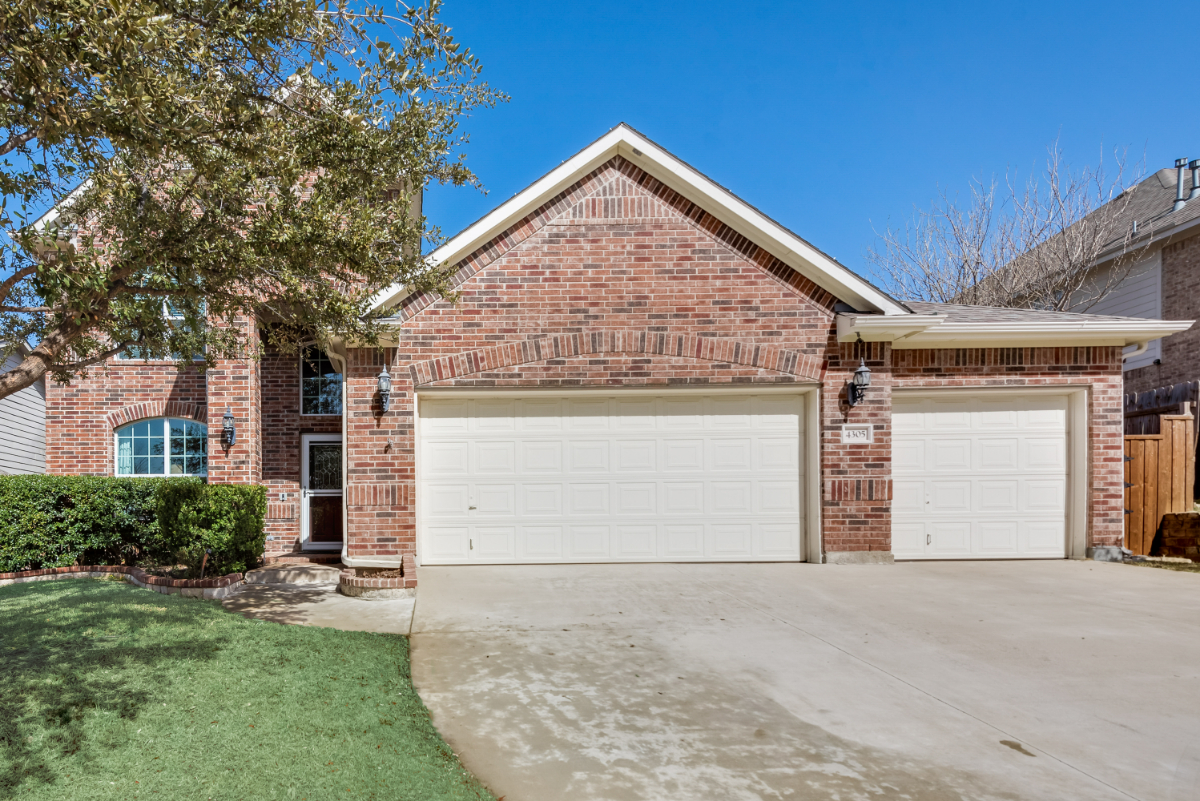 Family Owned & Operated High End Furnished 4 BR 3 Car in Master Planned Community - Photo 4