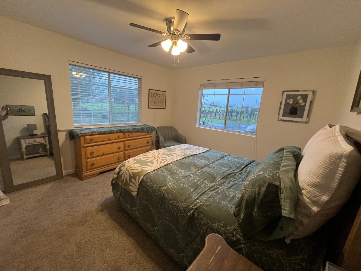 Entire house to yourself. Large 1 bedroom/1 bath cottage, with separate office space nestled in a garden setting - Photo 6