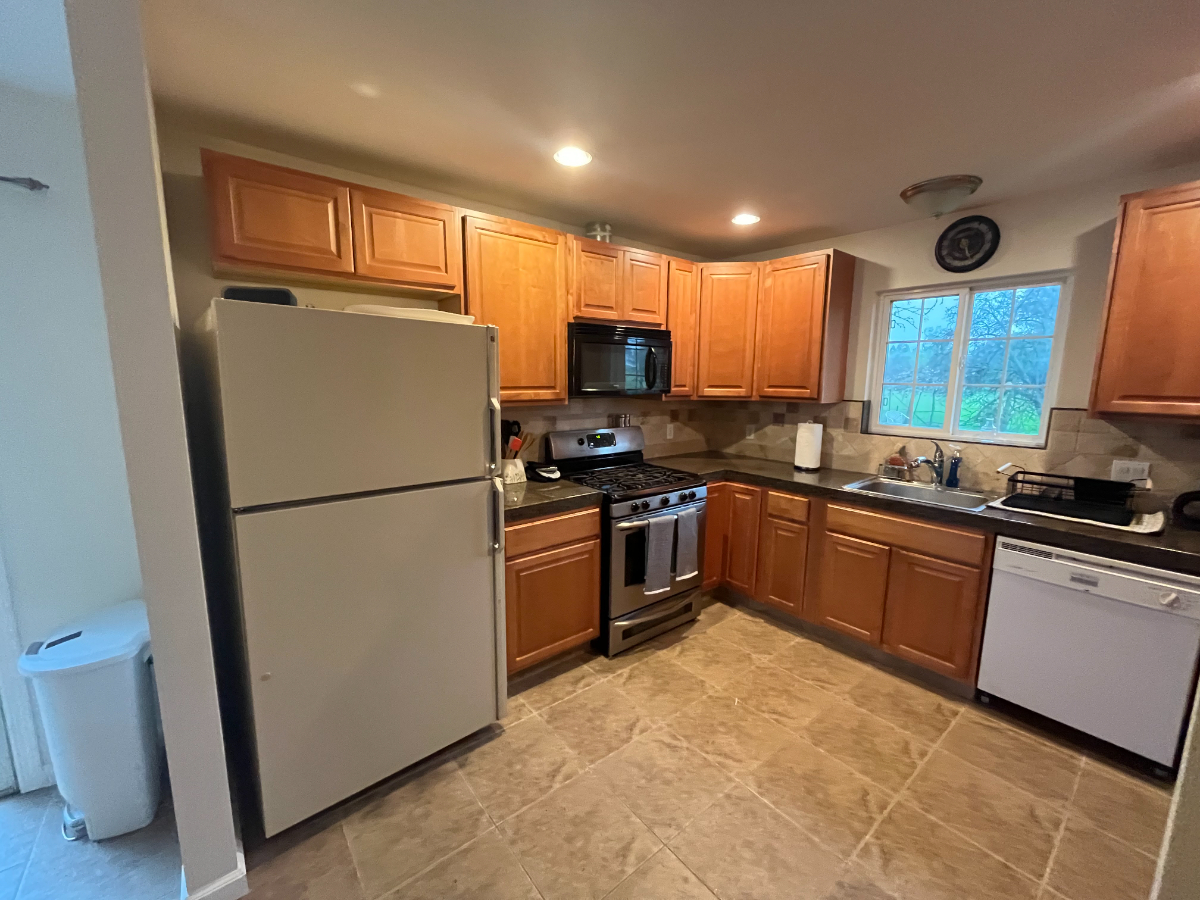 Entire house to yourself. Large 1 bedroom/1 bath cottage, with separate office space nestled in a garden setting - Photo 3