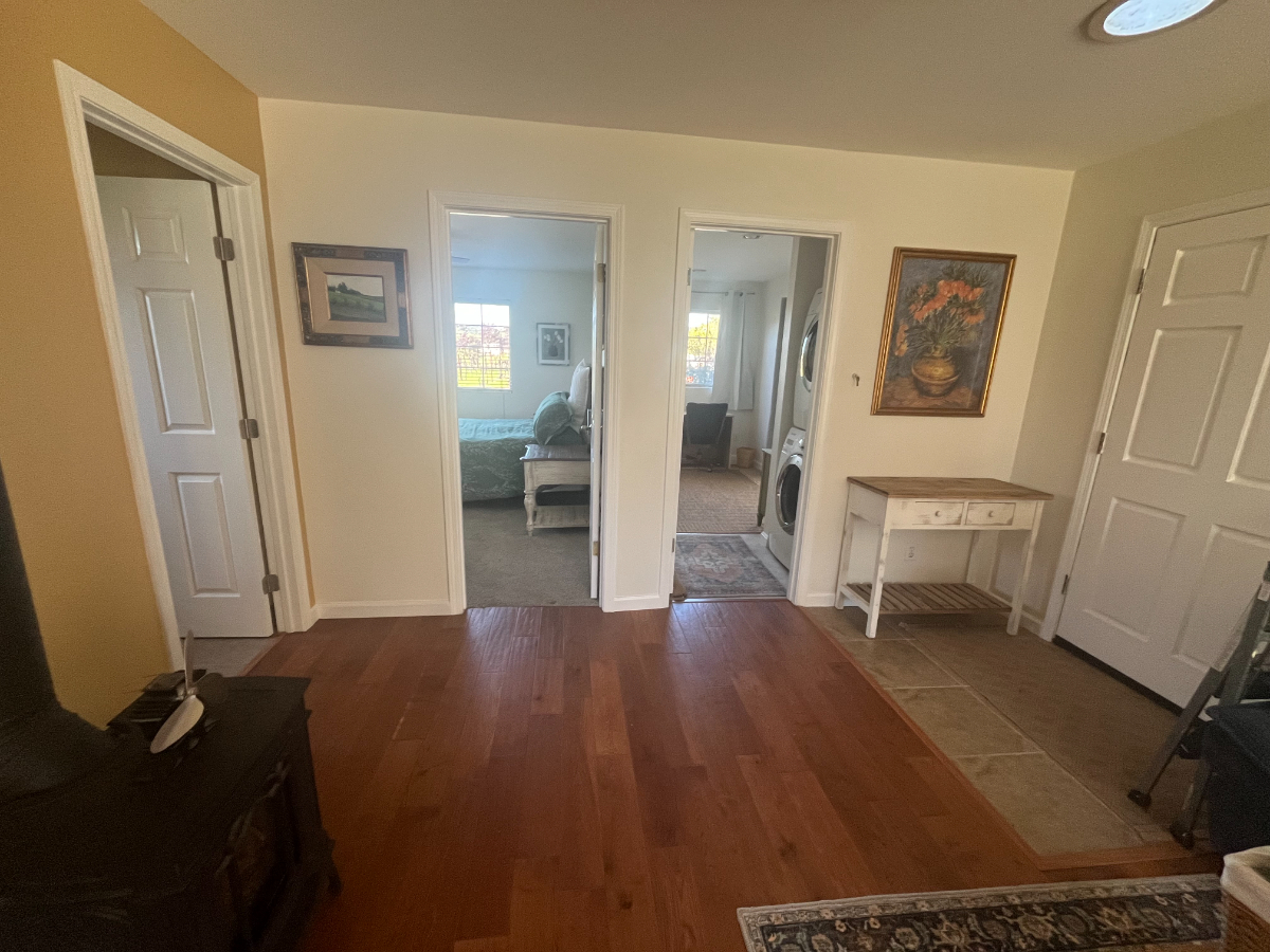 Entire house to yourself. Large 1 bedroom/1 bath cottage, with separate office space nestled in a garden setting - Photo 5
