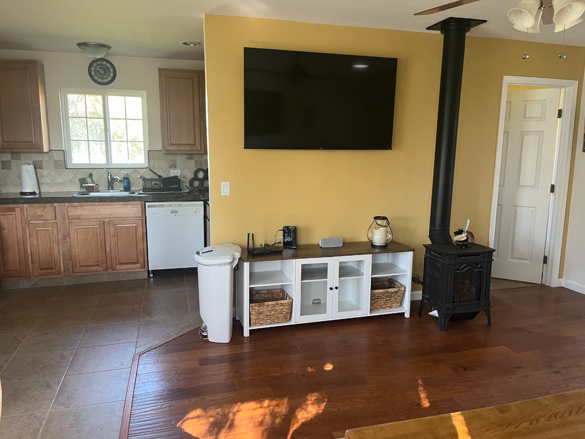 Entire house to yourself. Large 1 bedroom/1 bath cottage, with separate office space nestled in a garden setting - Photo 4
