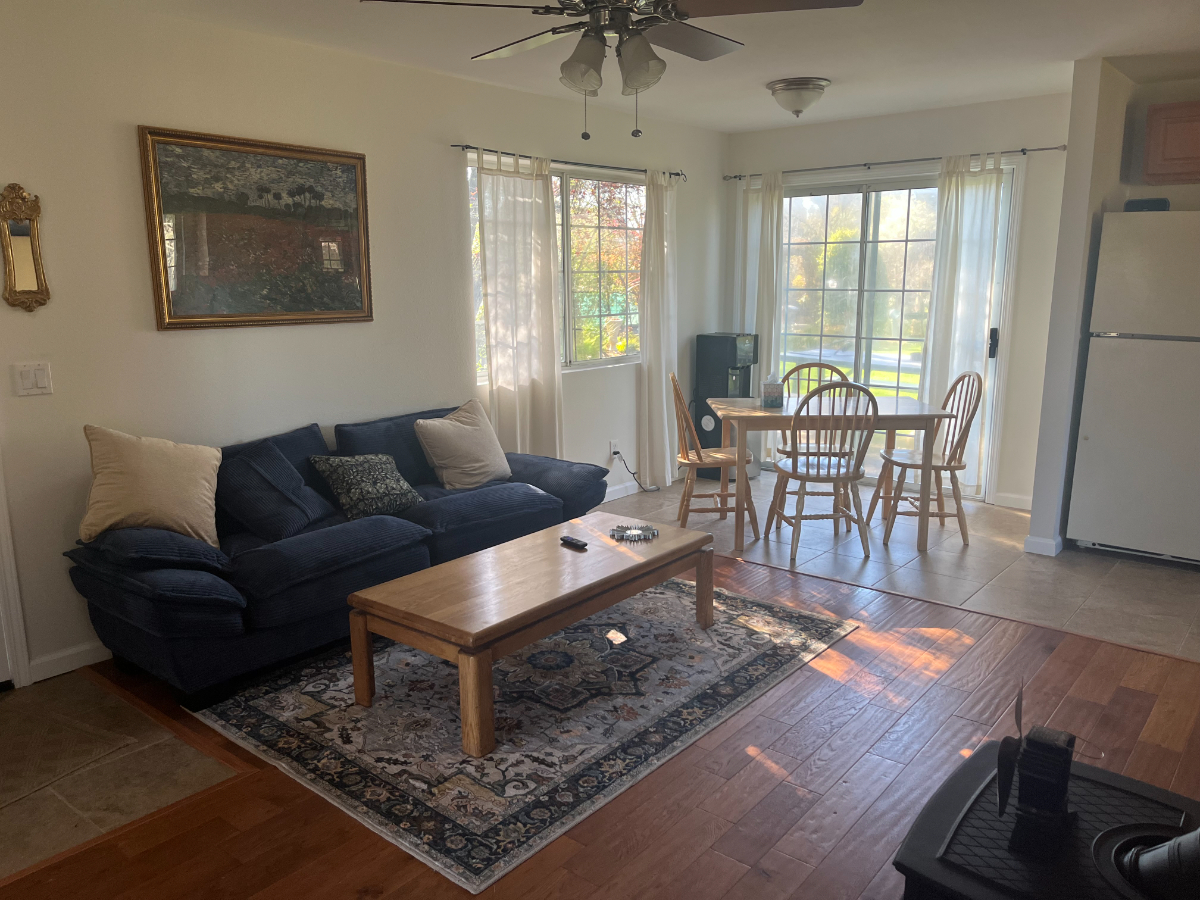 Entire house to yourself. Large 1 bedroom/1 bath cottage, with separate office space nestled in a garden setting - Photo 2