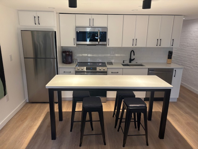 Modern 2 Bedrooms and 2 Bath Apartment - Photo 2