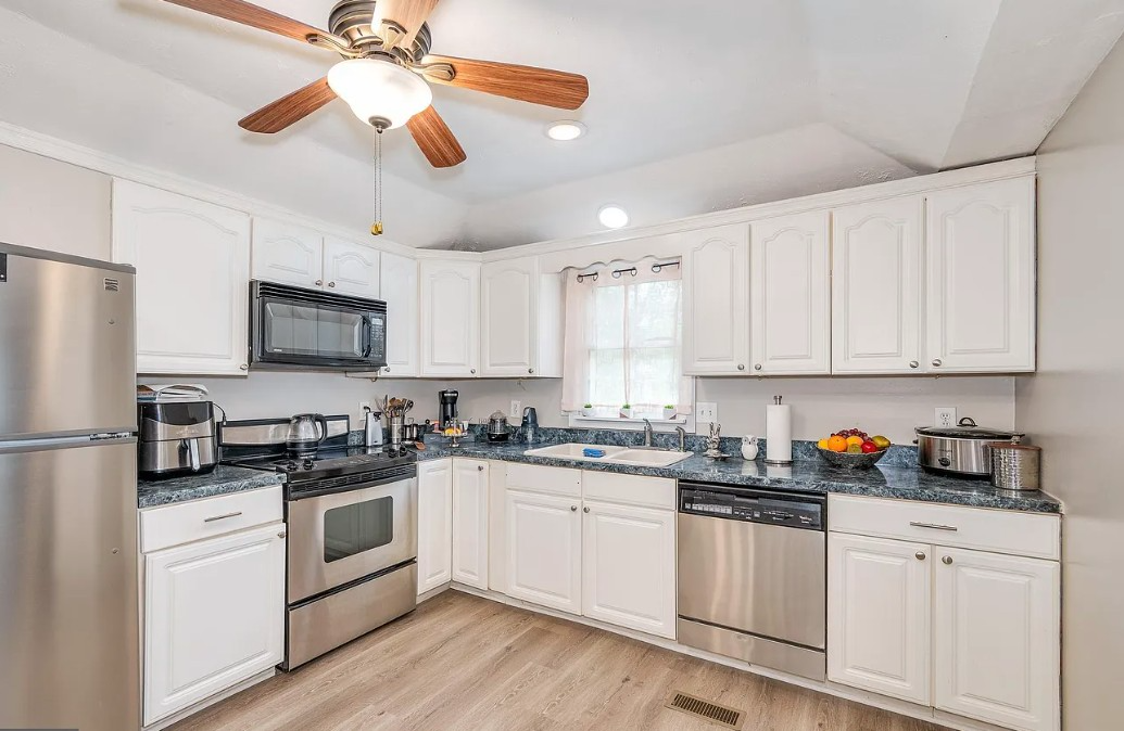 Room for Rent - Photo 3