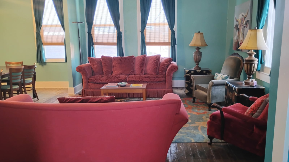 Elegant 2 bedroom Loft Downtown Marlin, Texas - Photo 2