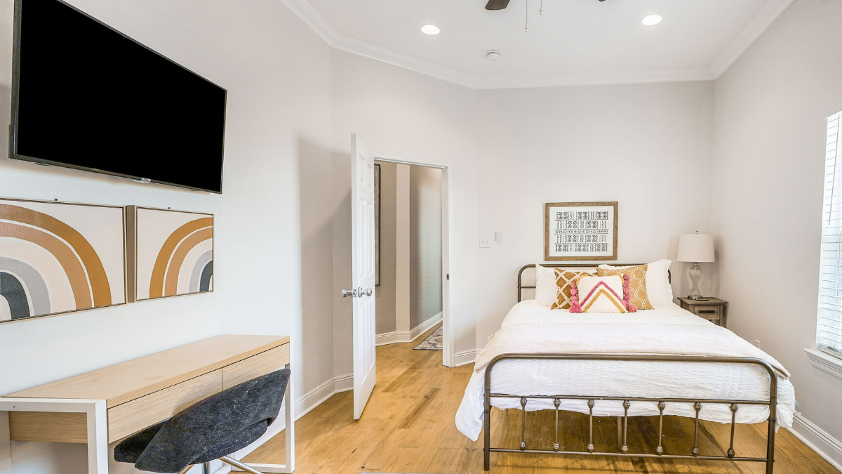 Light and Airy Room in Fairgrounds (2)