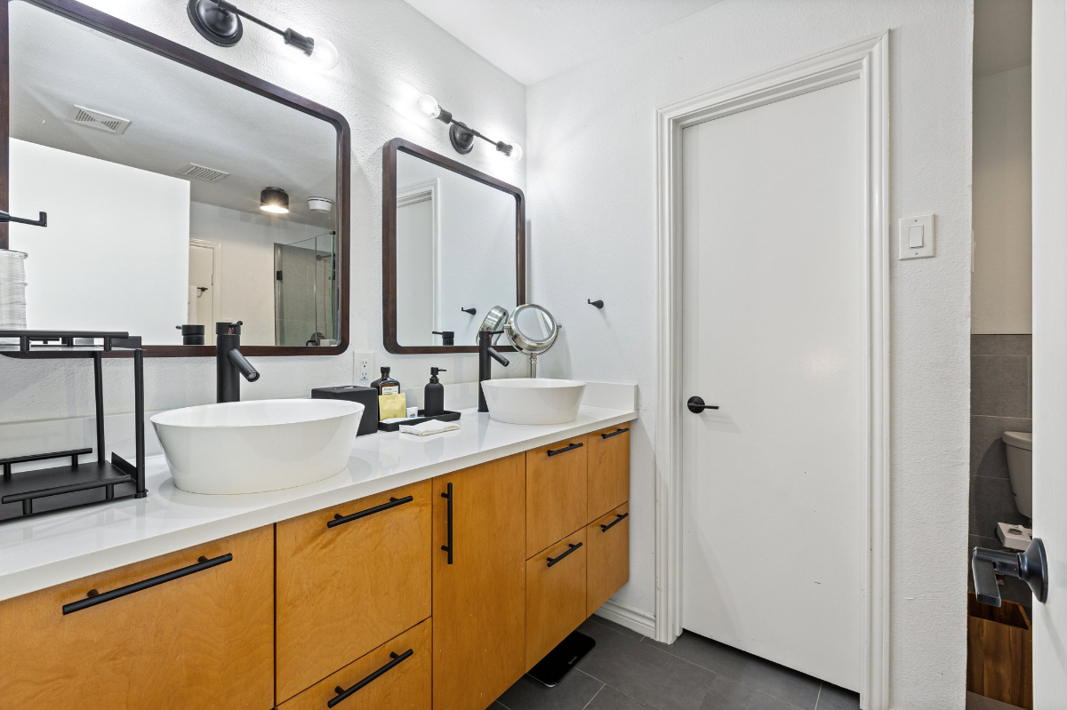 Spacious 3BR Furnished Home | Perfect for Relocation & Home Renovations | Prime DFW Location - Photo 5