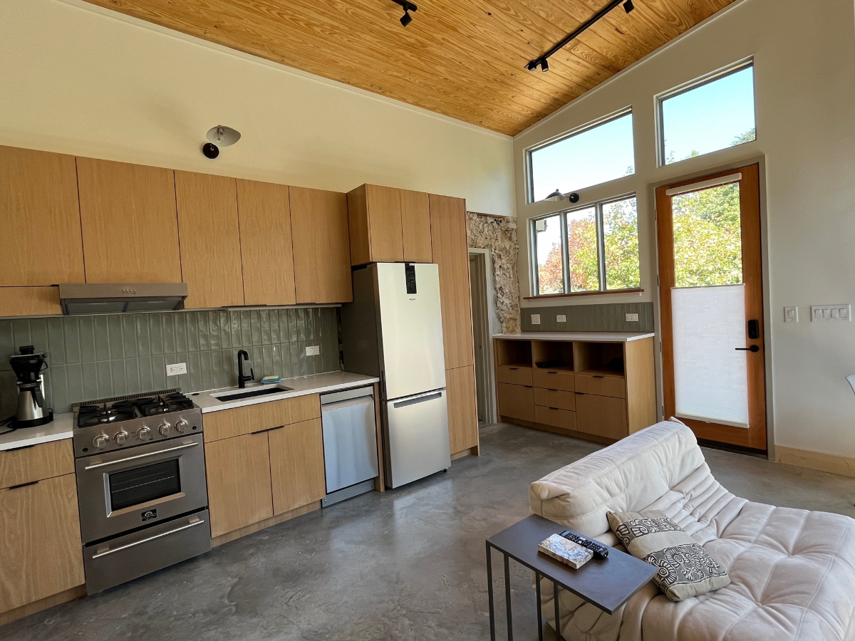 Light filled 1-1 Casita - Photo 4