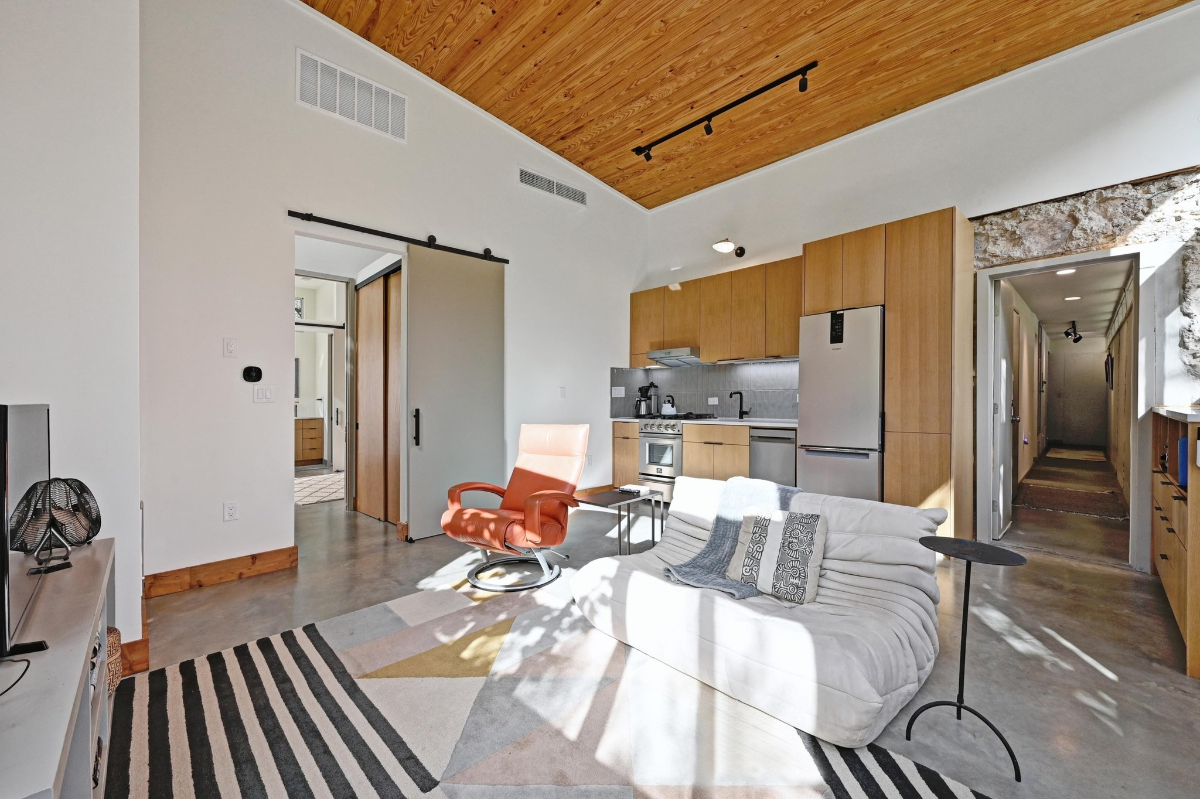 Light filled 1-1 Casita - Photo 3