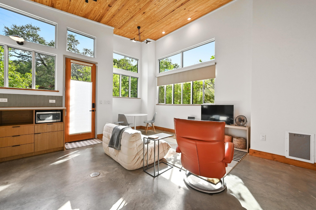 Light filled 1-1 Casita - Photo 2