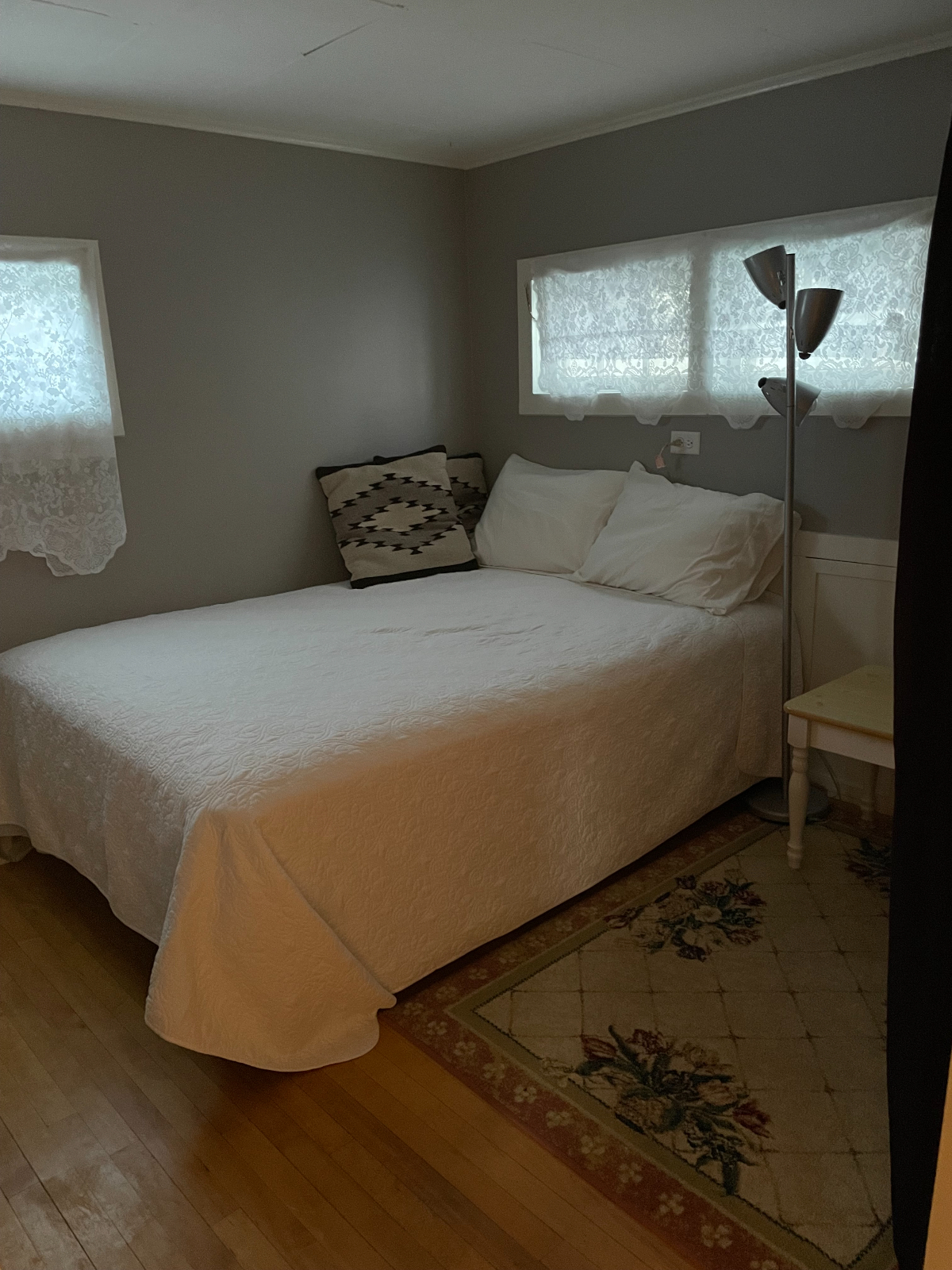 Upstairs Garage Apartment - Quiet Neighborhood - Photo 1