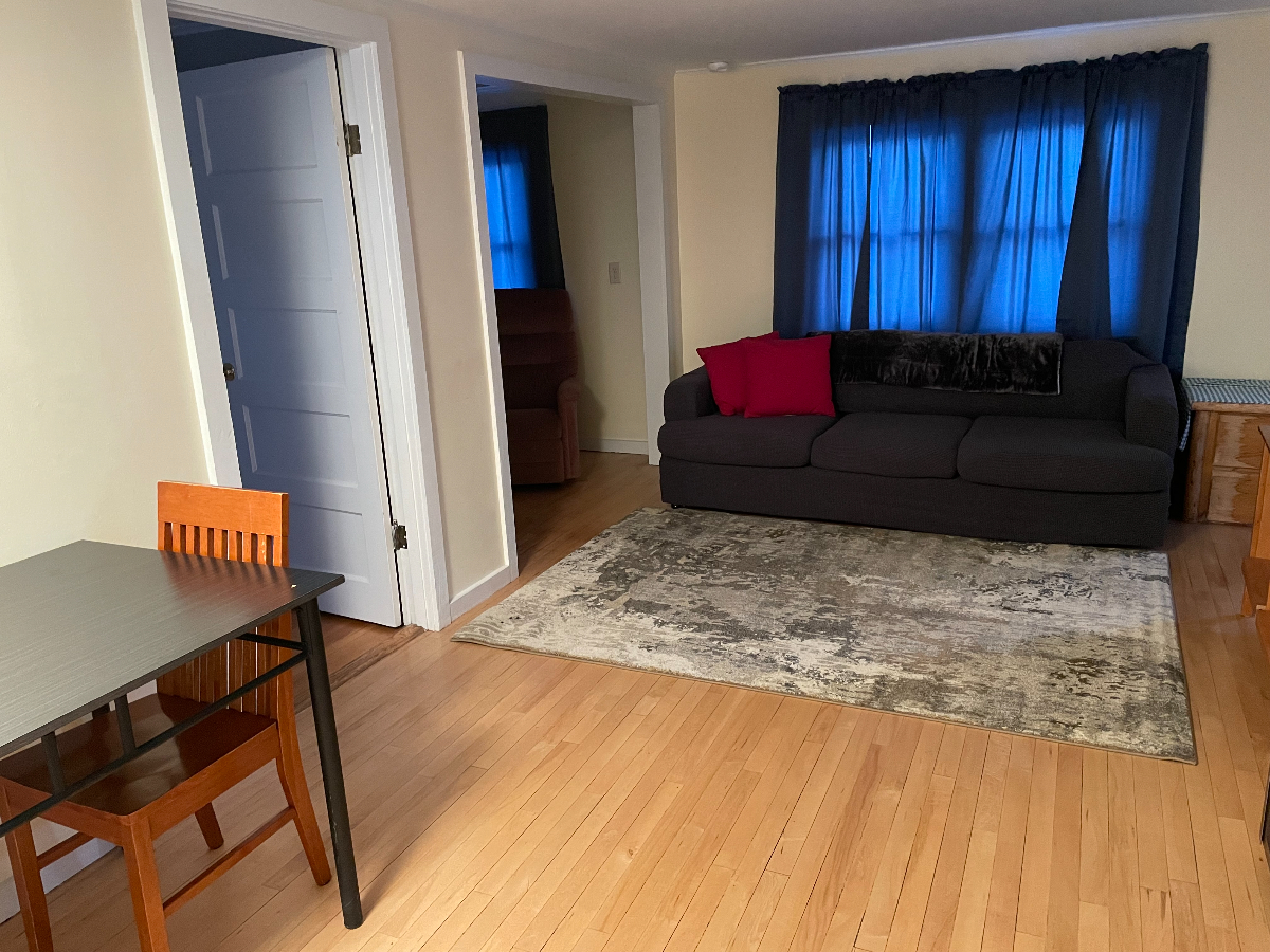 Upstairs Garage Apartment - Quiet Neighborhood - Photo 2