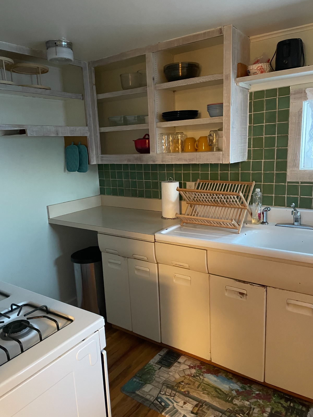 Upstairs Garage Apartment - Quiet Neighborhood - Photo 6