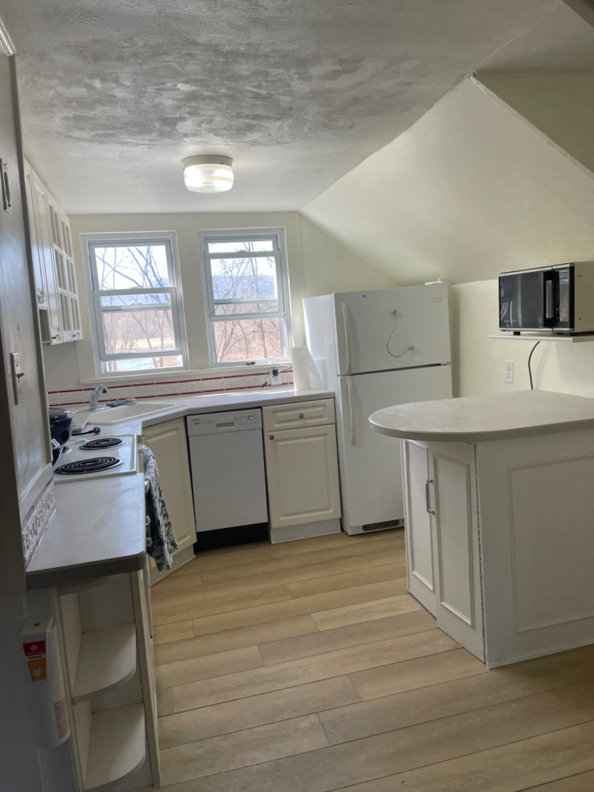 Amenities two-bedroom first floor apartment in historic New Paltz - Photo 2