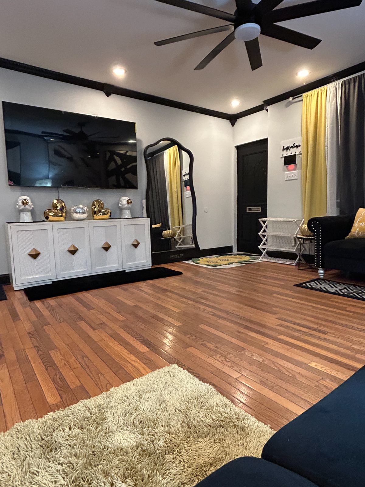 Stylish & Charming House in a Convenient Location - There's No Place Like Home - Photo 9