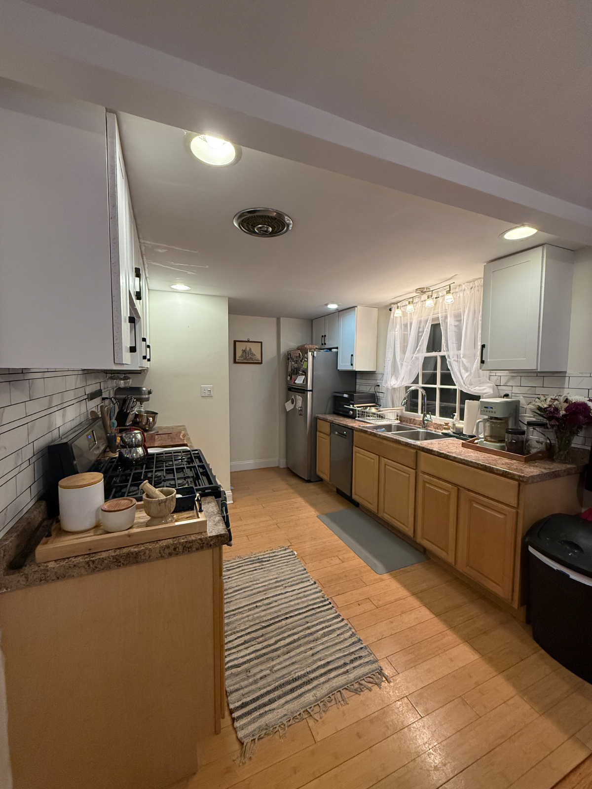Charming home next to scenic park with enclosed yard and private garden - Photo 4