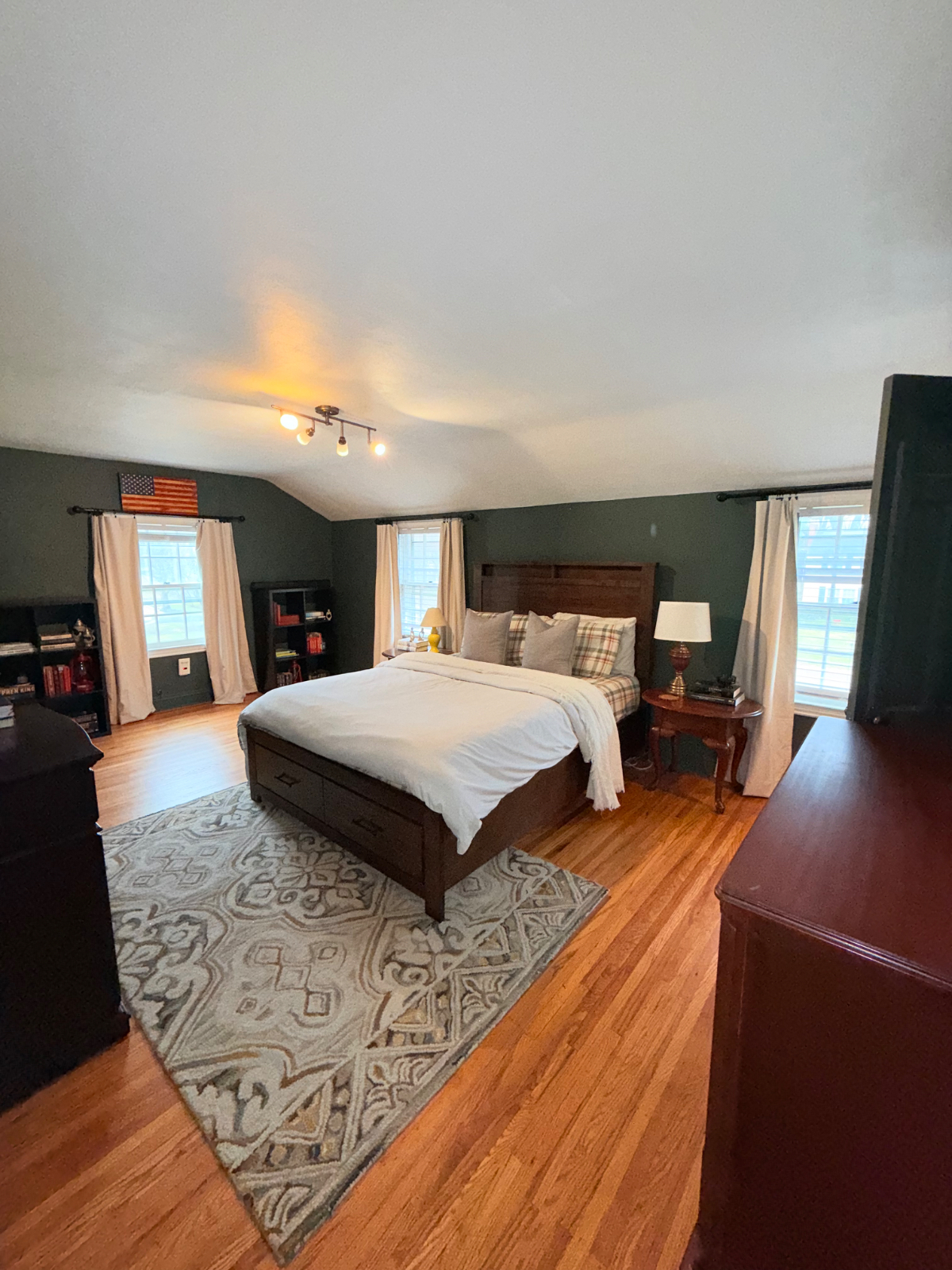 Charming home next to scenic park with enclosed yard and private garden - Photo 5