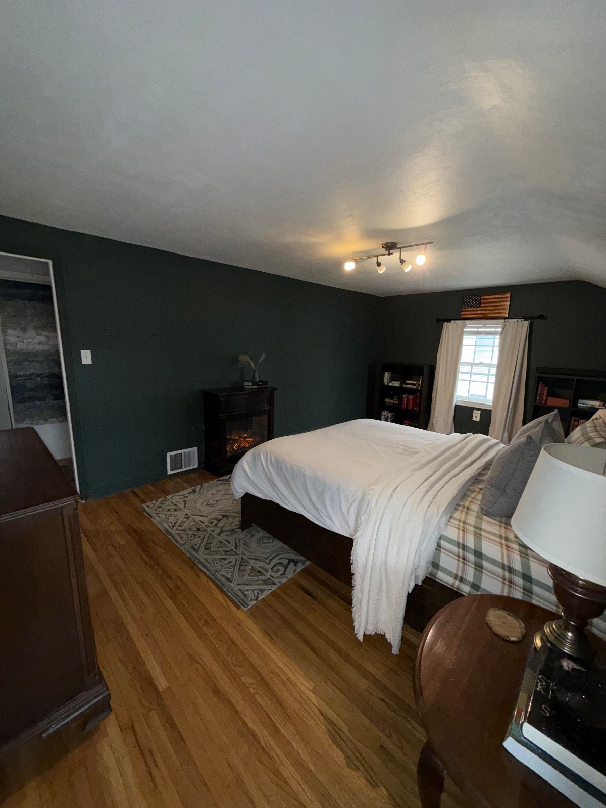 Charming home next to scenic park with enclosed yard and private garden - Photo 6