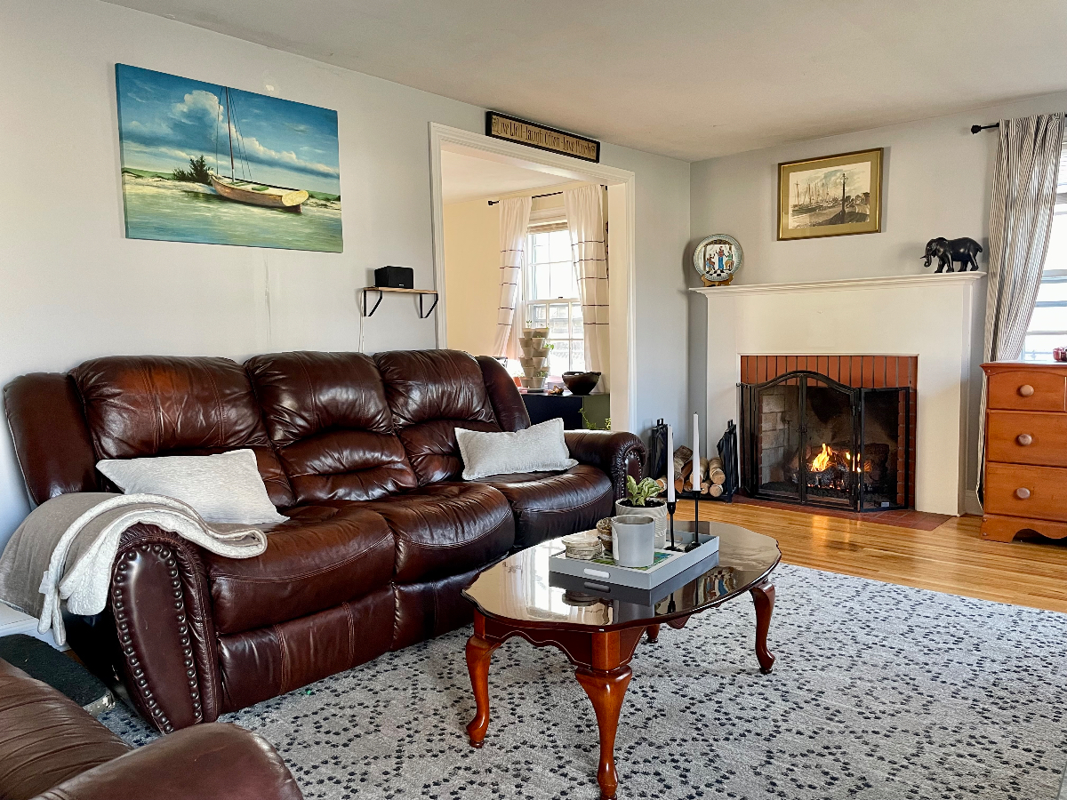 Charming home next to scenic park with enclosed yard and private garden - Photo 1
