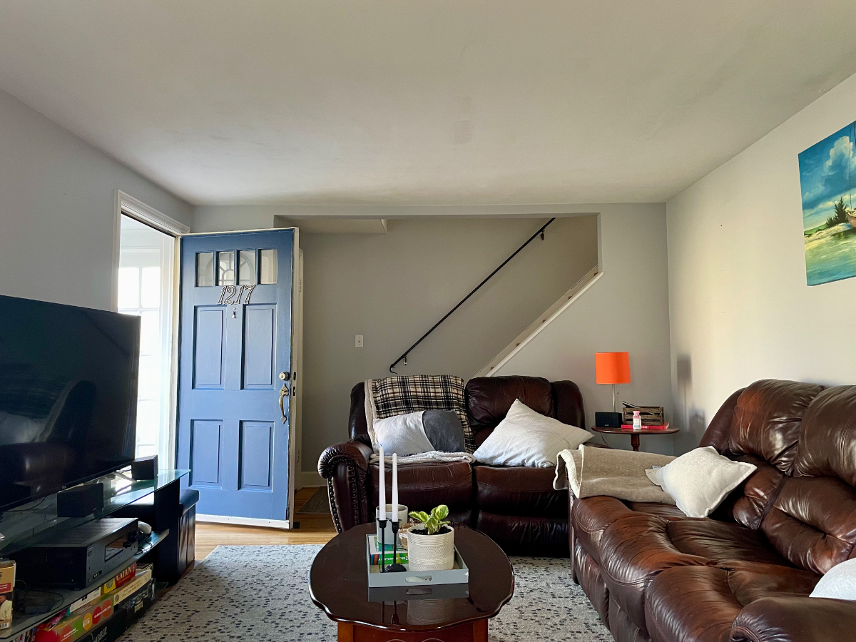 Charming home next to scenic park with enclosed yard and private garden - Photo 2