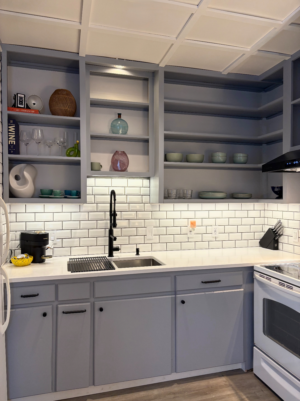 Centrally located newly updated and immaculately curated vibe - Photo 8
