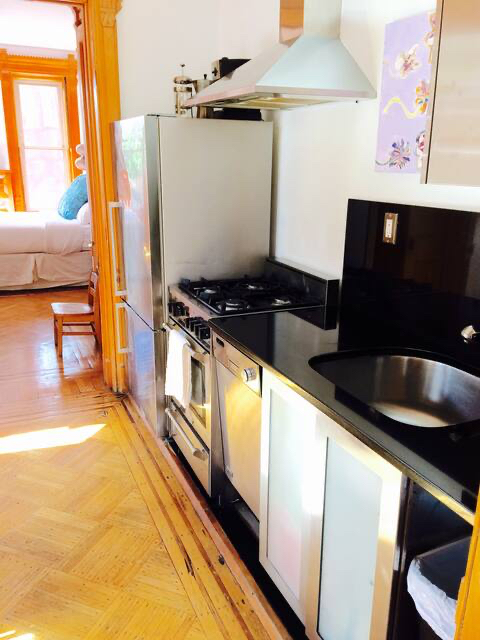 Huge Brooklyn Brownstone. 4 /5 large Bedrooms 3 Bathrooms 2 Kitchens. Washer Dryer. JMZ and AC Subw - Photo 2