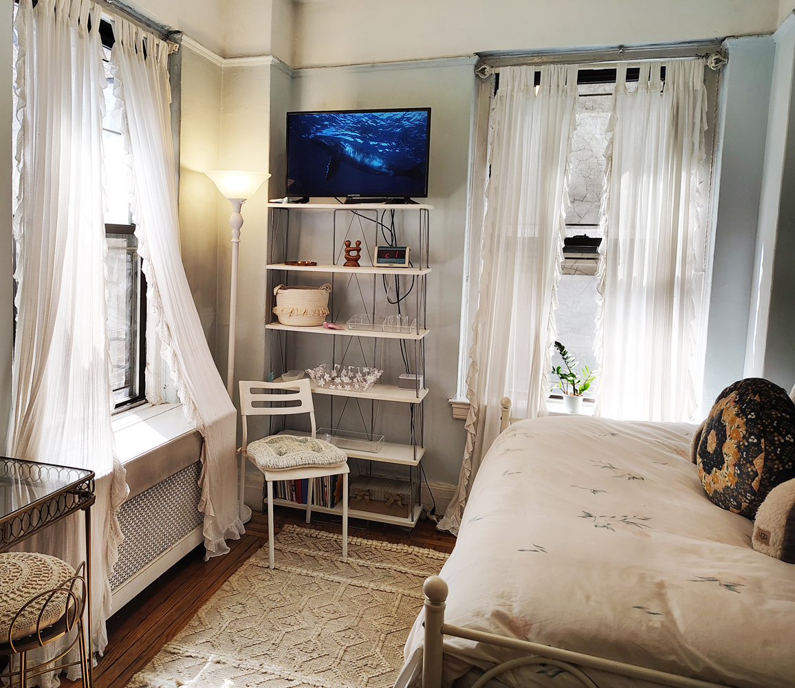 Inviting Upper East Side (Carnegie Hill) Room Near Central Park and Museums. With in-room Mini Fridg - Photo 1