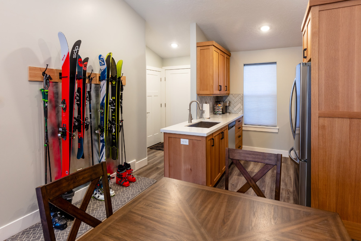 Amazing Location- New 2BR 1 BA Cottonwood Heights apartment near I-215 - Photo 2