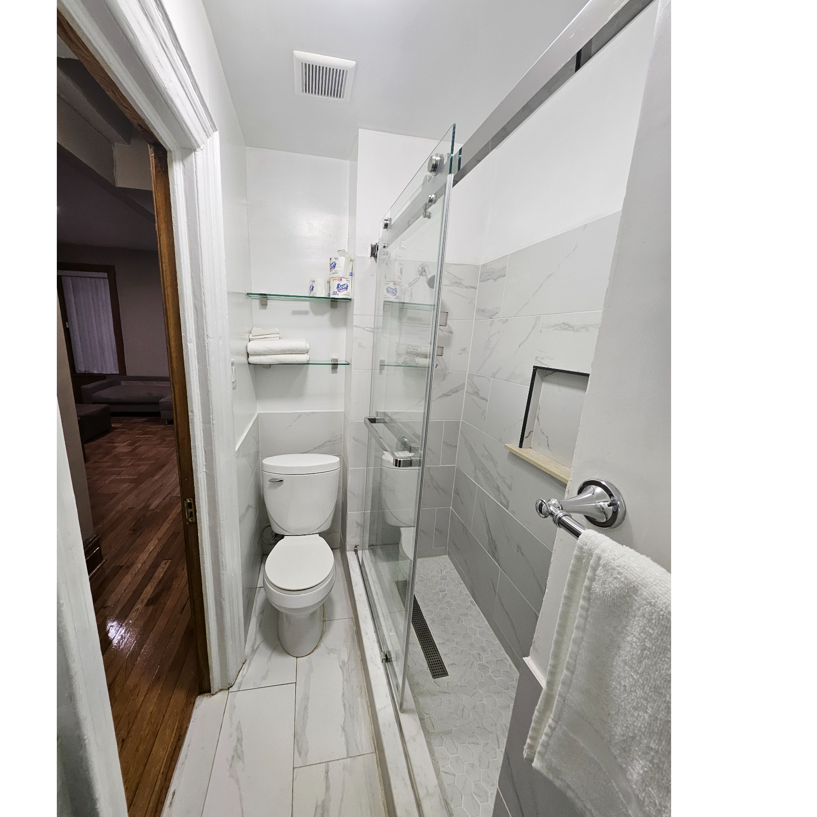 5 bedroom with 2 bathroom available, shared kitchen and living area - Photo 4