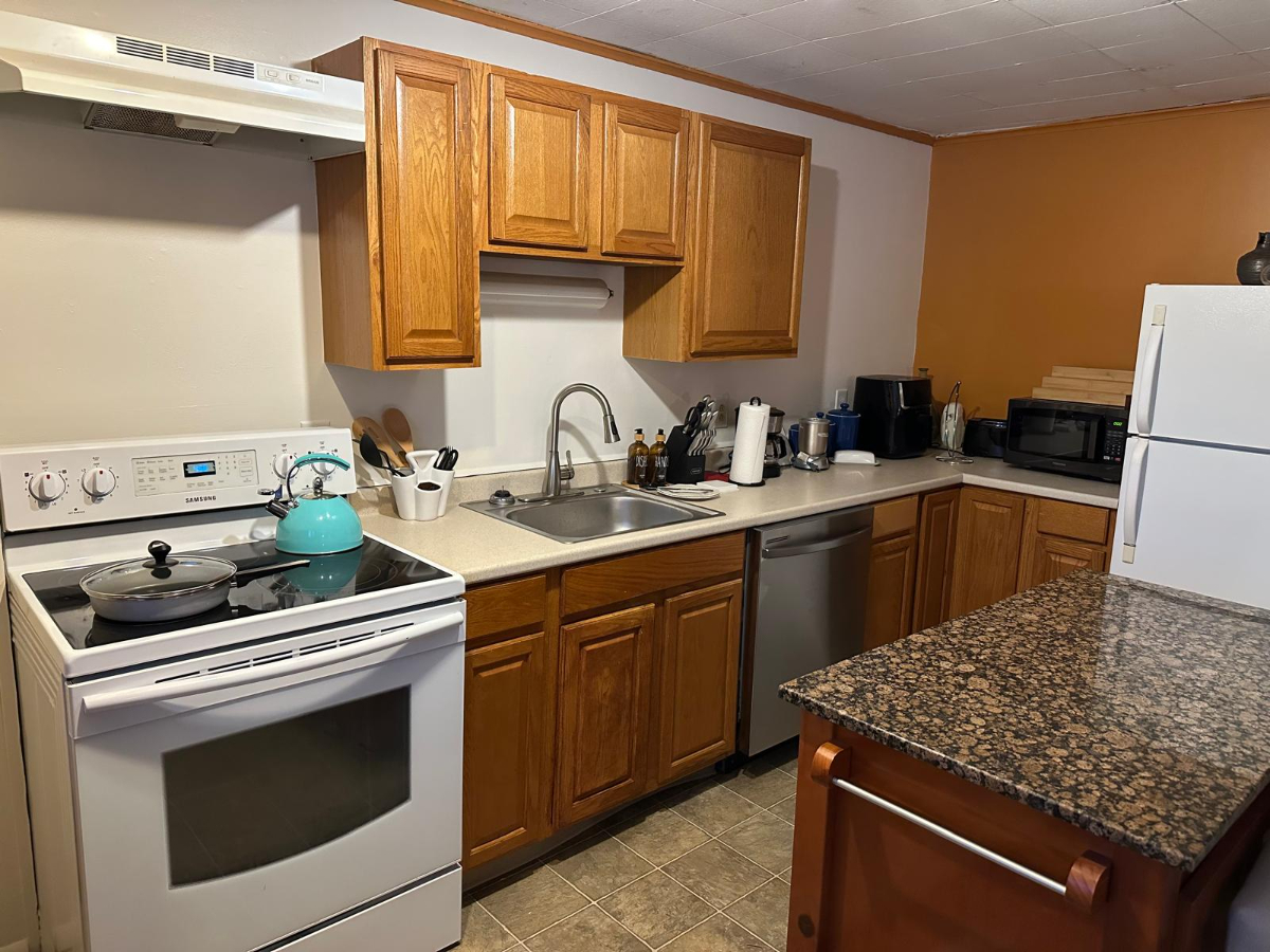 Peaceful 1-Bedroom Retreat Perfect for Traveling Nurses & Business Pros Settle into comfort and con - Photo 2