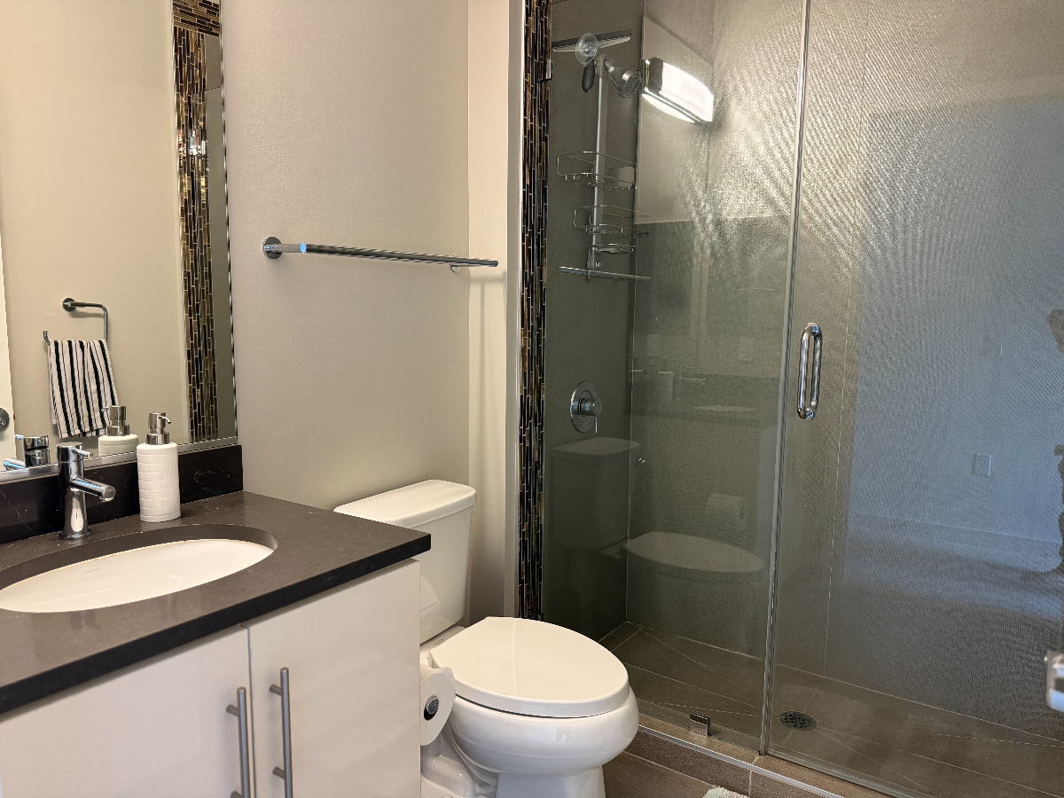 Modern Master Bedroom w/ Ensuite in Bayview House - Photo 4
