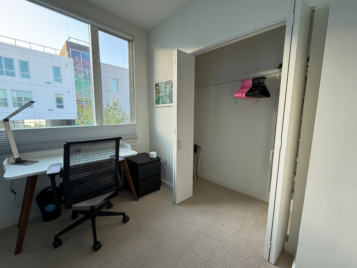 Modern Master Bedroom w/ Ensuite in Bayview House - Photo 3