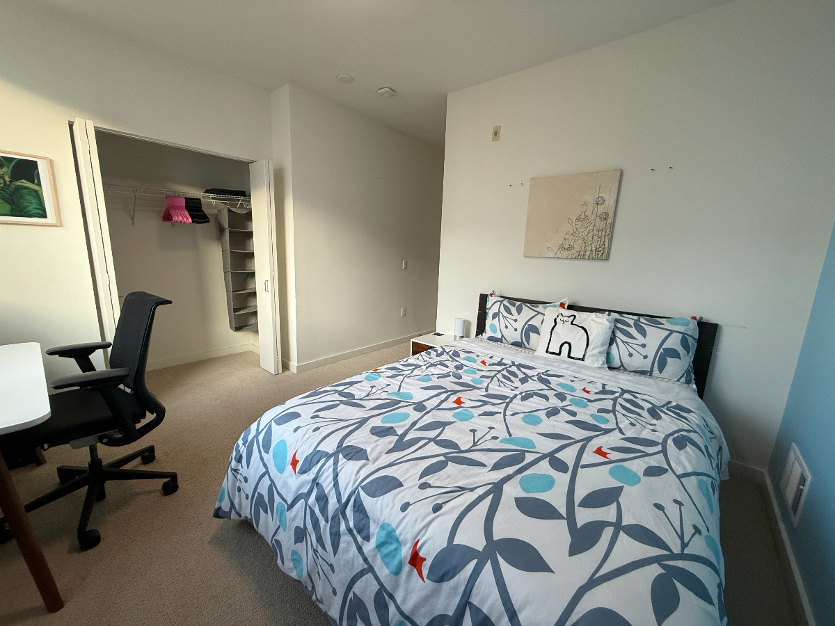 Modern Master Bedroom w/ Ensuite in Bayview House - Photo 2