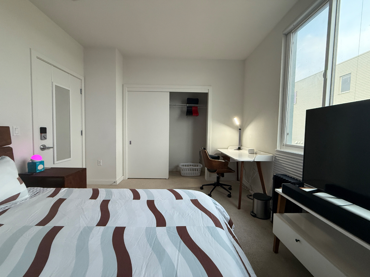 Modern Master Bedroom w/ Ensuite in Bayview House - Photo 3
