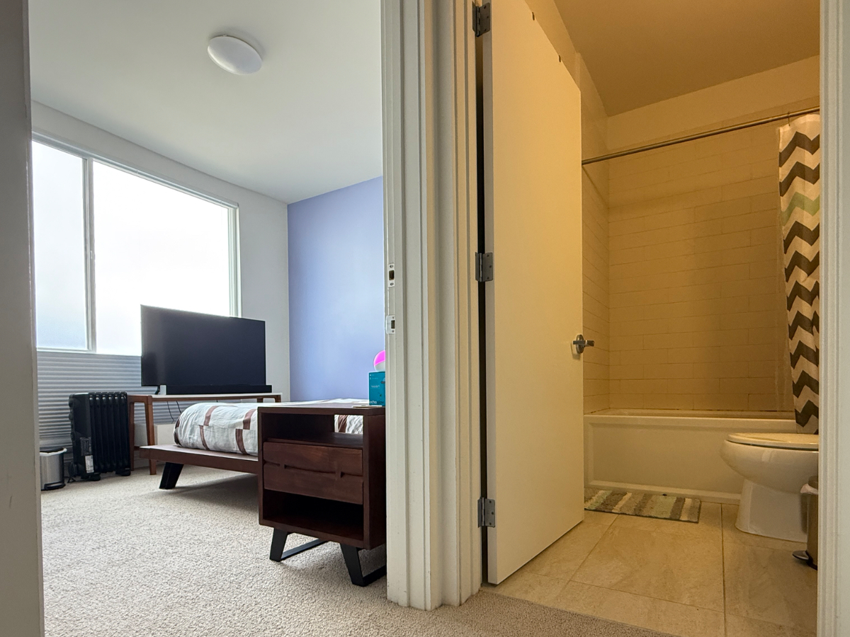 Modern Master Bedroom w/ Ensuite in Bayview House - Photo 4