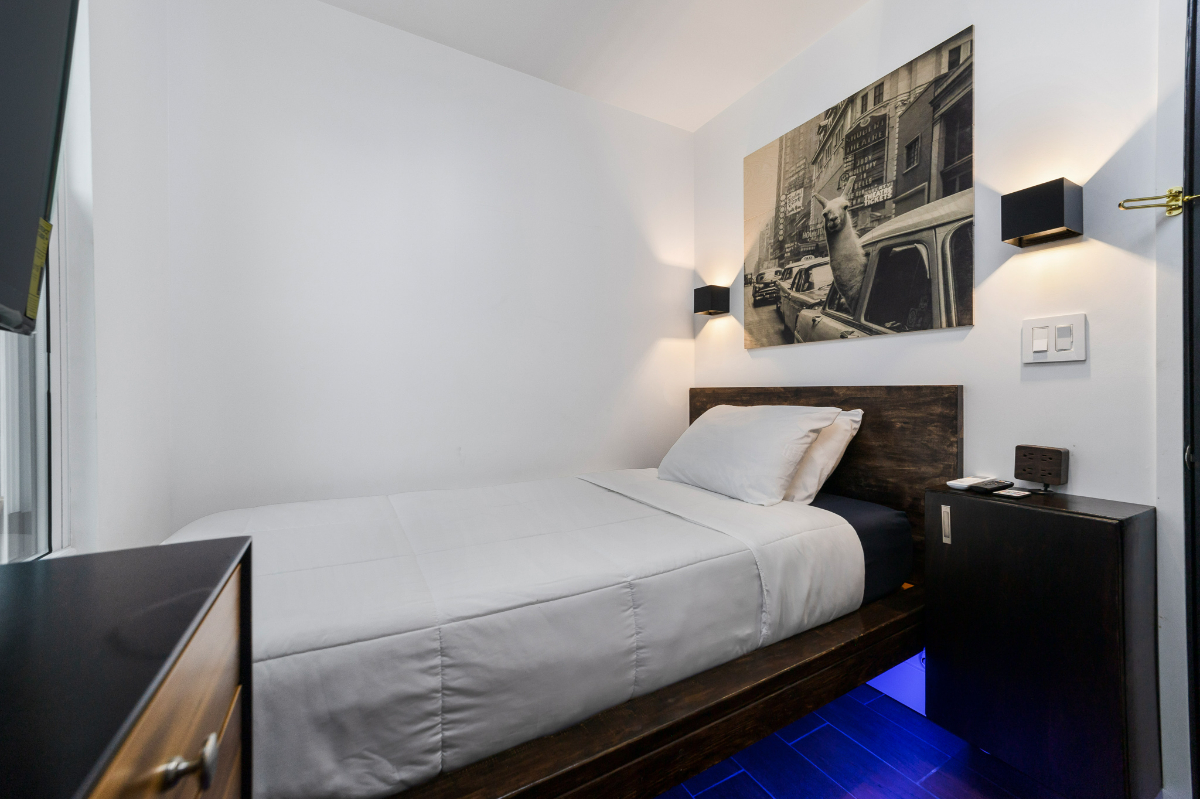 Modern Furnished Private Room in New Home  and Prime Location
