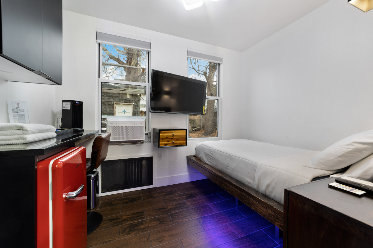 Modern Furnished Private Room in New Home and Prime Location - Photo 4