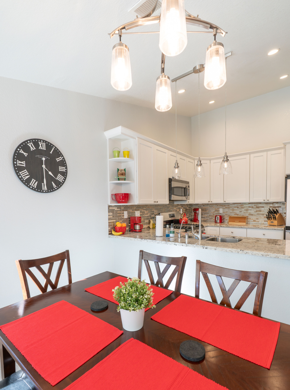 Cozy Full House with Beautiful Backyard - Photo 2