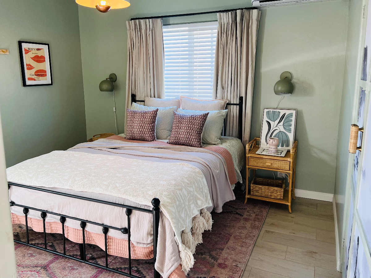 Sunny and Peaceful Designer Pacific Beach Cottage - Photo 3