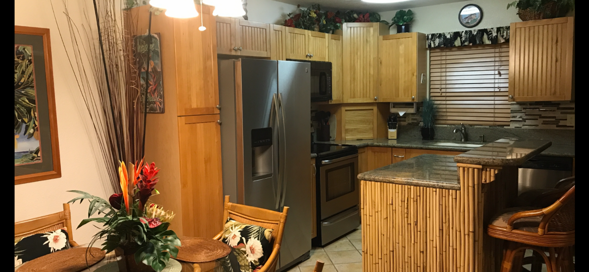 CENTRAL KIHEI BEAUTY 2/2 TOP FLOOR OCEANVIEW A/C
