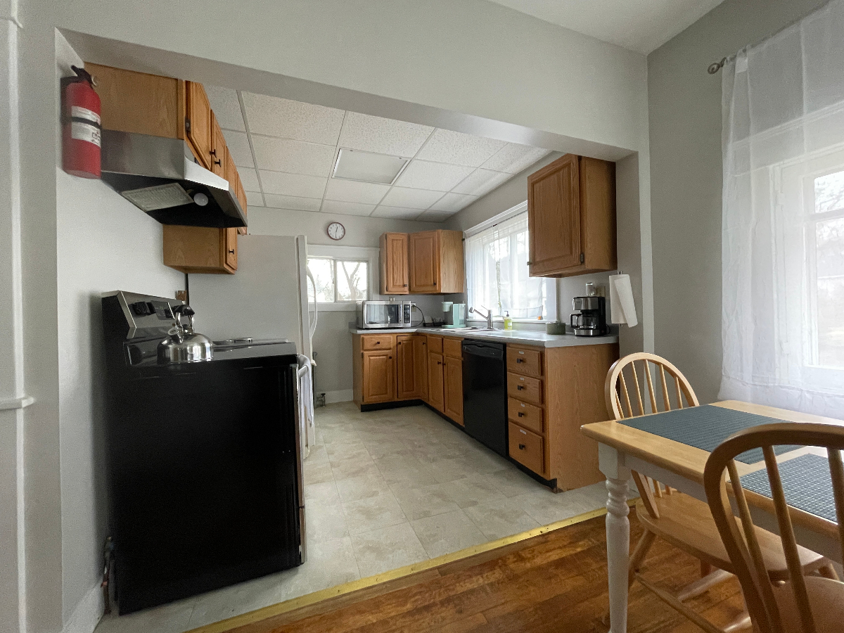 Spacious 1 Bedroom/1 Bath Apartment - Photo 3