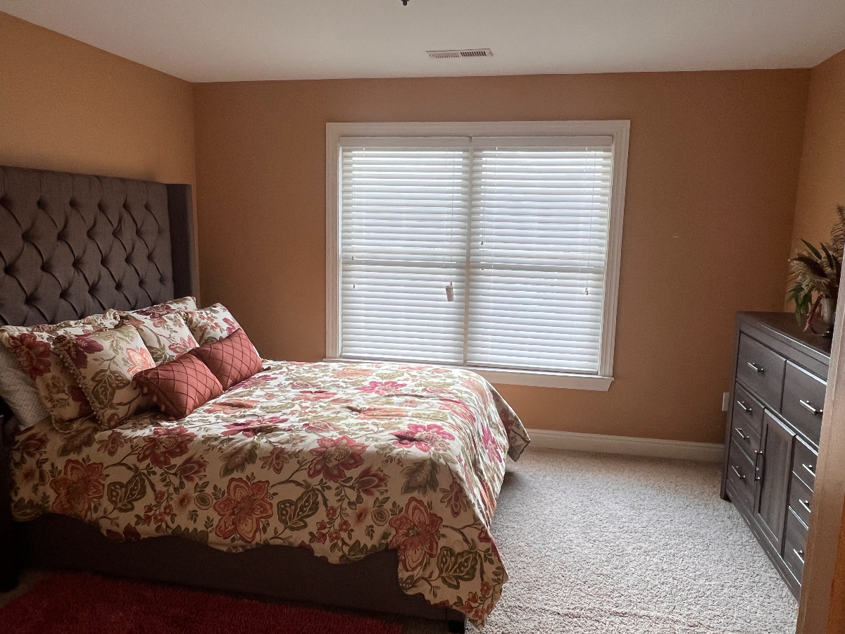 ONLY FEMALE Private, Cozy Room Utilities Included